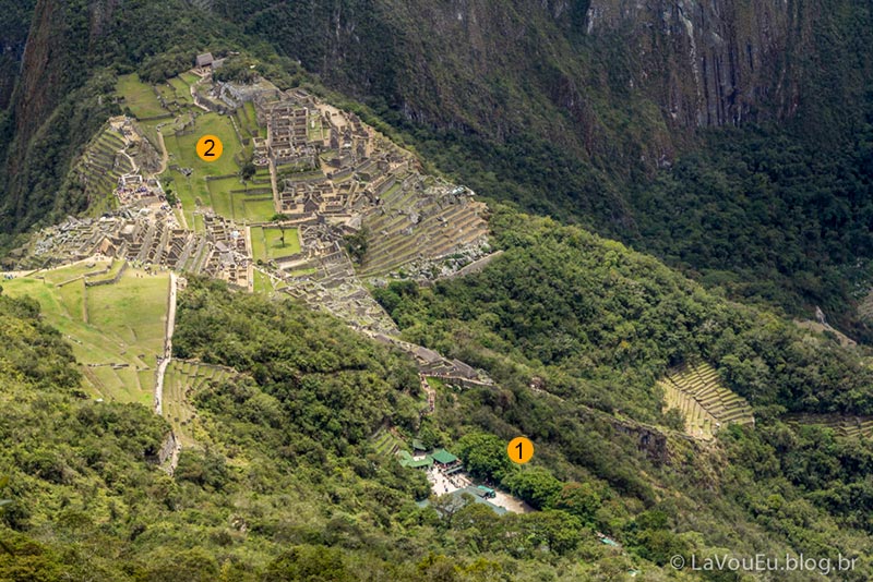 Machu Picchu - A cidadela (2) e a entrada do parque (1) vistos da Montanha Machu Picchu Machu Picchu - A cidadela (2) e a entrada do parque (1) vistos da Montanha Machu Picchu