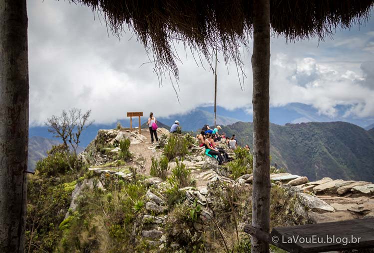 O que tem no topo? Não é um lugar muito grande, tem uma placa com o nome da Montanha e a altitude (que você viu no início do artigo), um mastro (que estava sem bandeira) ... O que tem no topo? Não é um lugar muito grande, tem uma placa com o nome da Montanha e a altitude (que você viu no início do artigo), um mastro (que estava sem bandeira) ...